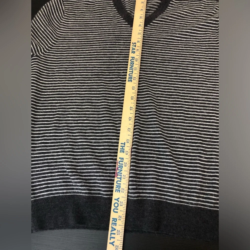 Club Room Men's White and Gray Striped V-Neck Sweater